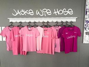 Alle zehn Mottoshirts in Reih und Glied.