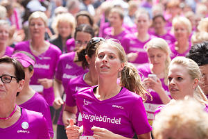 In brombeerpinken Teilnehmershirts liefen die Frauen beim Women's Run in Hamburg.