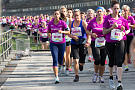 Hochsommerliche Temperaturen und die geschichtstrchtige Location prgten die Premiere des CRAFT Women's Runs in Berlin - und natrlich die gute Laune unter den Energiebndeln in den brombeerfarbenen Mottoshirts.