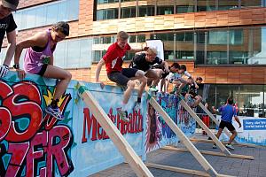 Action und Spa auf den Hindernissen des Men's-Health-Urbanathlons. 